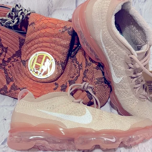 🔵”NWT” NIKE Vapormax Flyknit Pink Sneakers - Picture 5 of 16